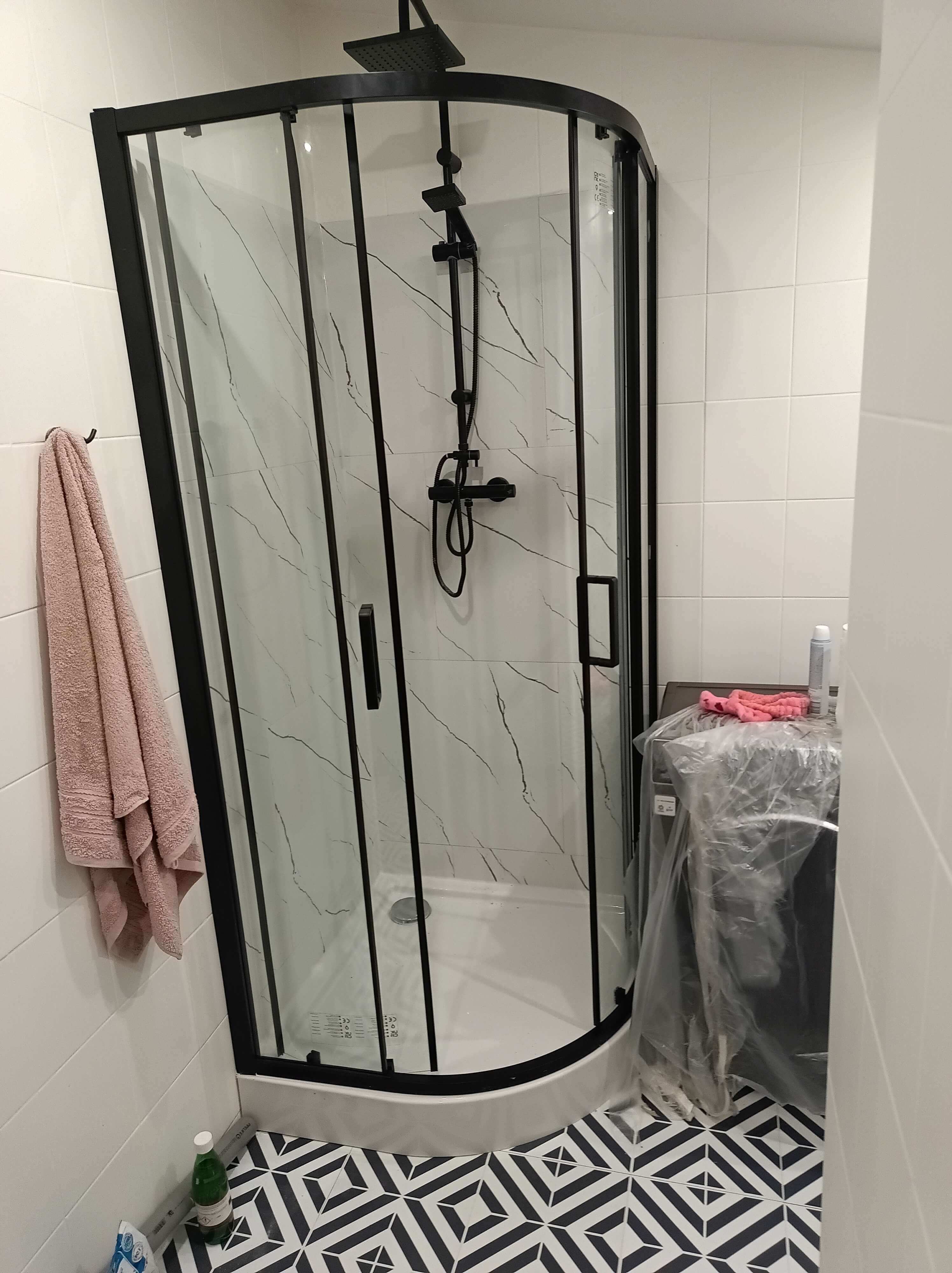 Łazienka po montażu kabiny