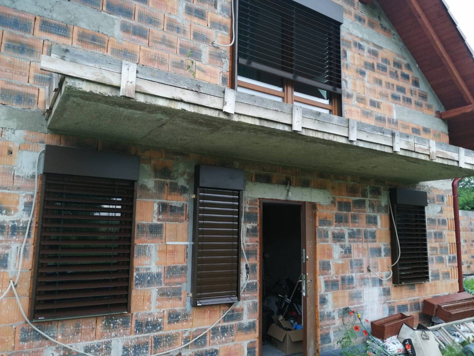 Montaż okien i elektrycznych żaluzji zewnętrznych 3