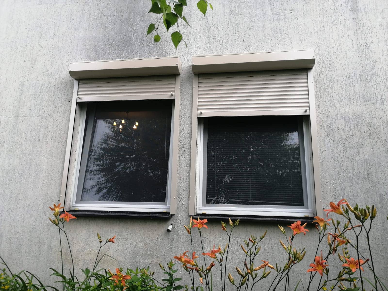 Montaż okien i elektrycznych żaluzji zewnętrznych w budynku mieszkalnym